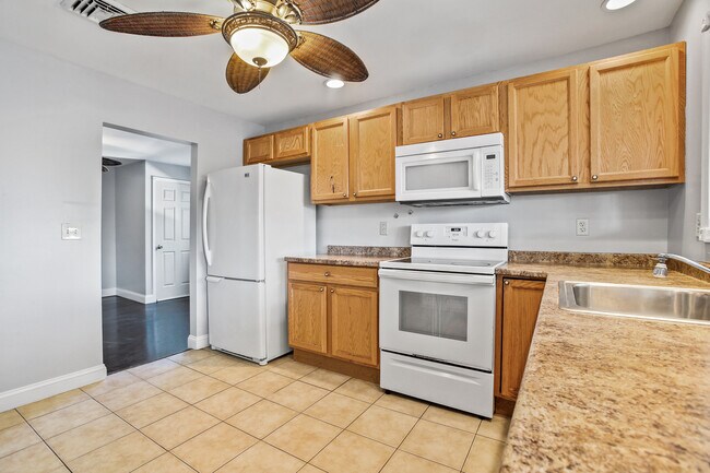 Building Photo - 1202 W Elm St