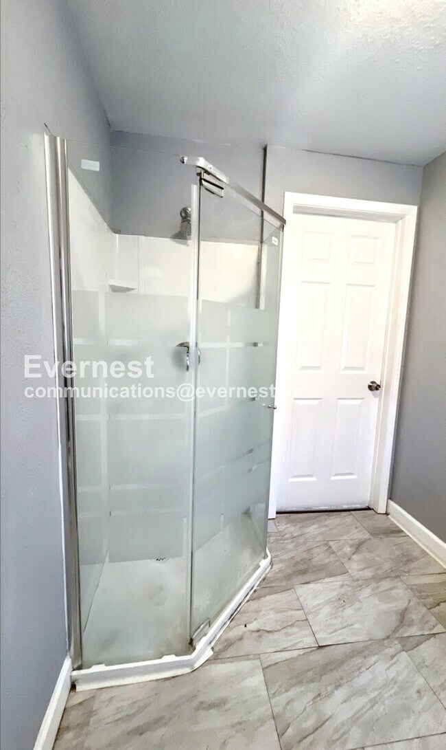 Building Photo - 1402 E 65th St