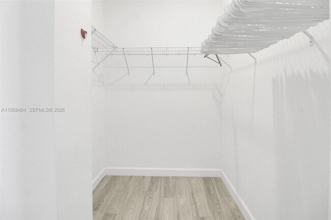 Building Photo - 879 SE 26th Ter