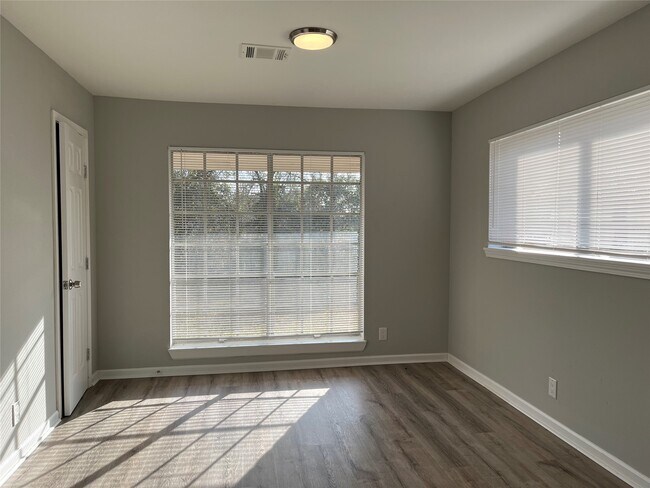 Building Photo - 1942 Center St