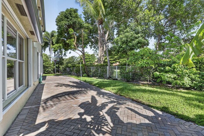 Building Photo - 9479 Sedgewood Dr