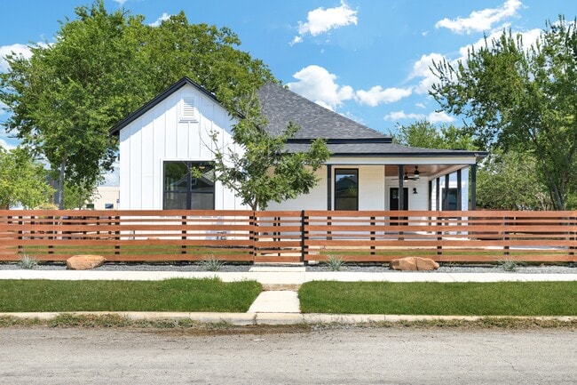 Building Photo - 2425 Monterey St