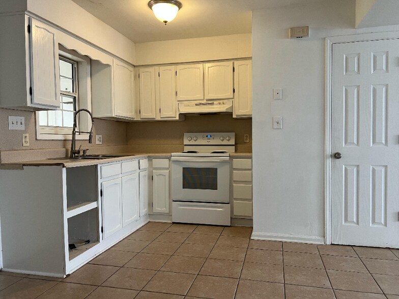 Building Photo - 1608 Fawn Vista Dr N