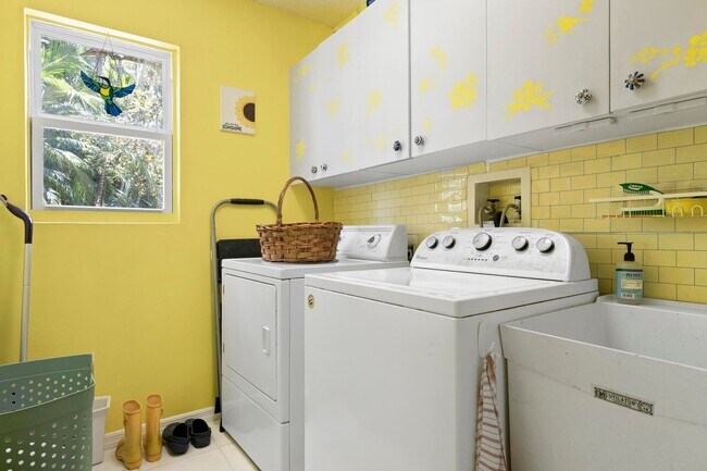 Building Photo - ** STUNNING 4 BEDROOM 2 FULL BATH/ 2 HALF BATH HOME WITH A PRIVATE POOL LOCATED JUST MINUTES FROM...