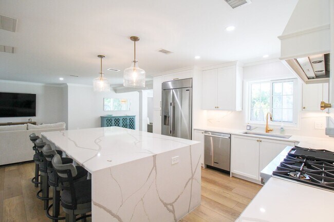 Building Photo - Luxury Annual Rental with Resort-Style Pool on Longboat Key