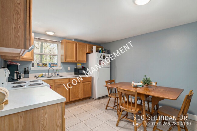 Building Photo - 910 Sheridan Dr