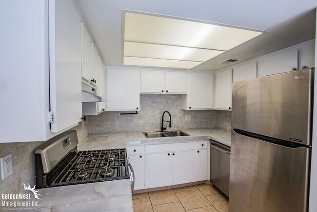 Primary Photo - Modern 2Bdm 1.5Ba Townhome in Central Las ...