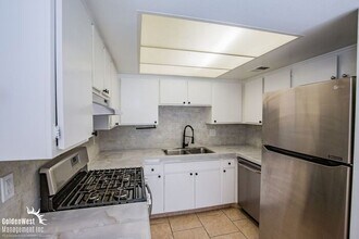 Building Photo - Modern 2Bdm 1.5Ba Townhome in Central Las ...