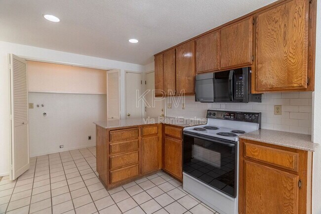 Building Photo - 2930 Driftwood Pl