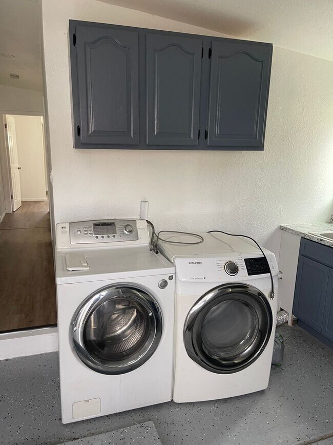 Building Photo - 3 Bed, 2 Bath House, New Kitchen plus 2 Bonus Rooms/Office in La Mesa!