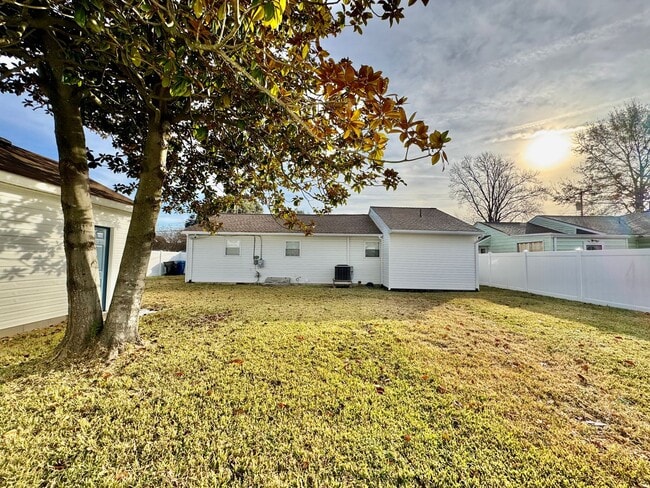 Building Photo - Fully-Updated 1st-Time Rental! Ready NOW! Pet Friendly w/Large, Detached Garage Workshop!