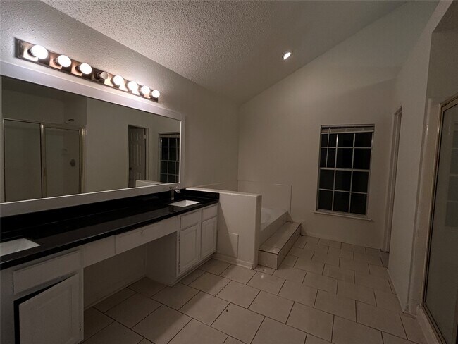 Building Photo - 3106 Rimrock Dr