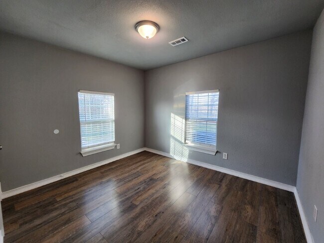 Building Photo - 7642 SW Regional Airport Blvd