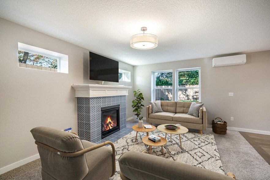 Building Photo - Stylish South Tabor apartment 5 blocks fro...