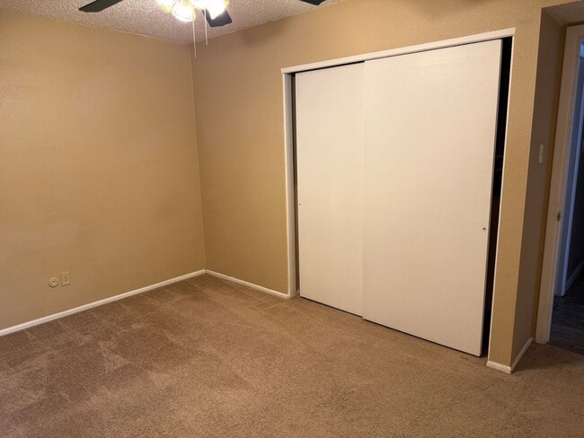 Building Photo - Nice 4 br, 1.75 ba, 2 living areas, 2 car ...
