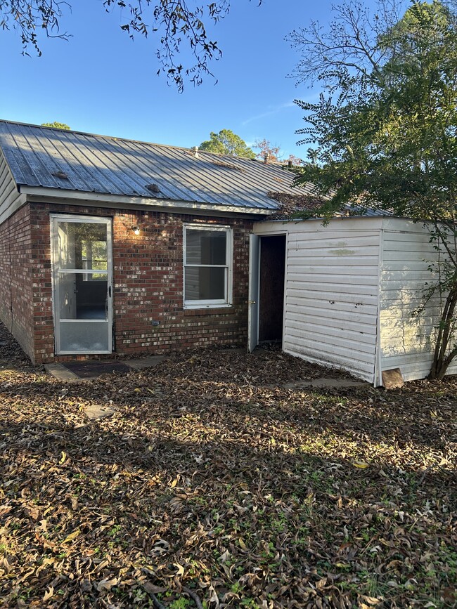 Building Photo - 303 Lake Dr