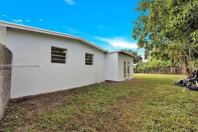 Building Photo - 3900 SW 47th Ave