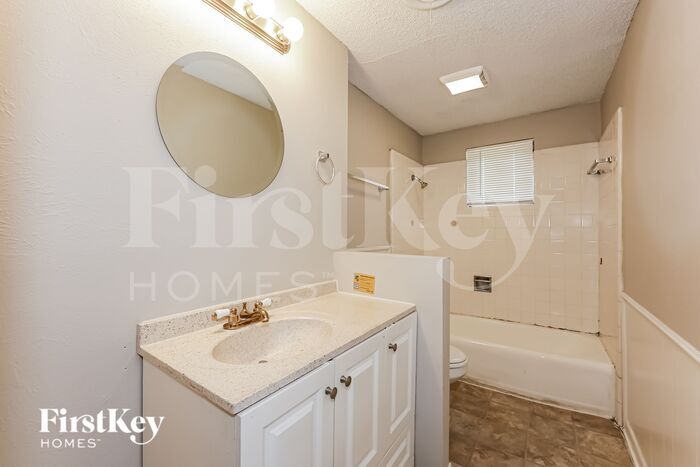 Building Photo - 902 Poinsettia Dr