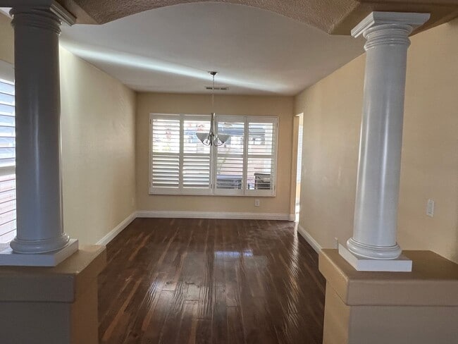 Building Photo - 6 bedroom Home With Pool and Basement