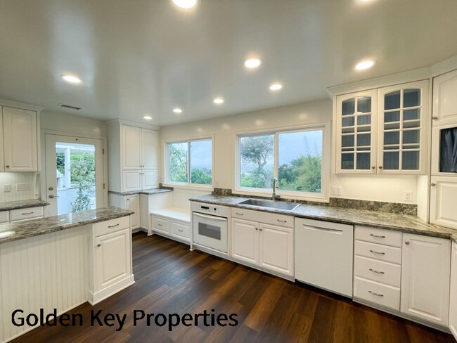 Building Photo - Charming farmhouse available in rural Vist...