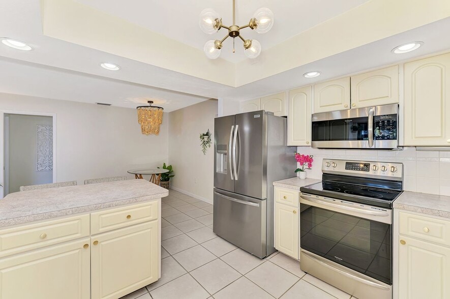 Building Photo - 2221 Pine View Cir