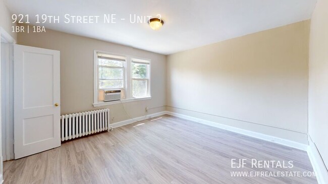 Building Photo - 921 19th St NE