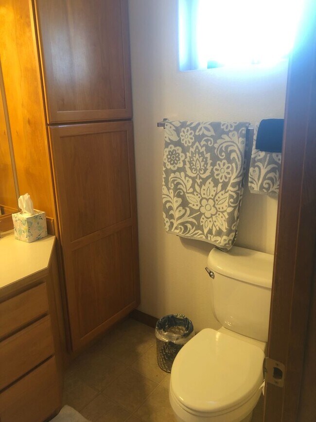 Building Photo - Fully Furnished Lakefront Condo!! 6 Month Lease Available!