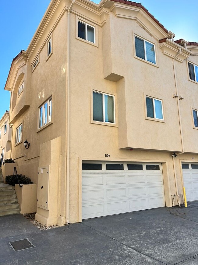 Building Photo - Charming 2-Bedroom 2.5 Baths Townhouse in ...