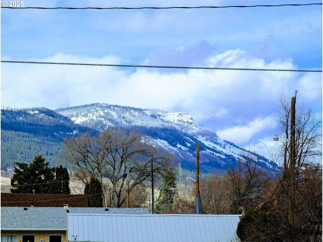 Building Photo - Craftsman style custom home in downtown La Grande