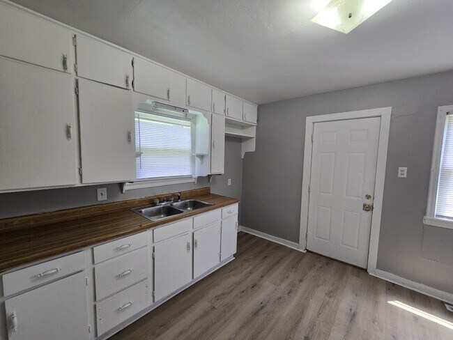 Building Photo - 602 Logan Ave