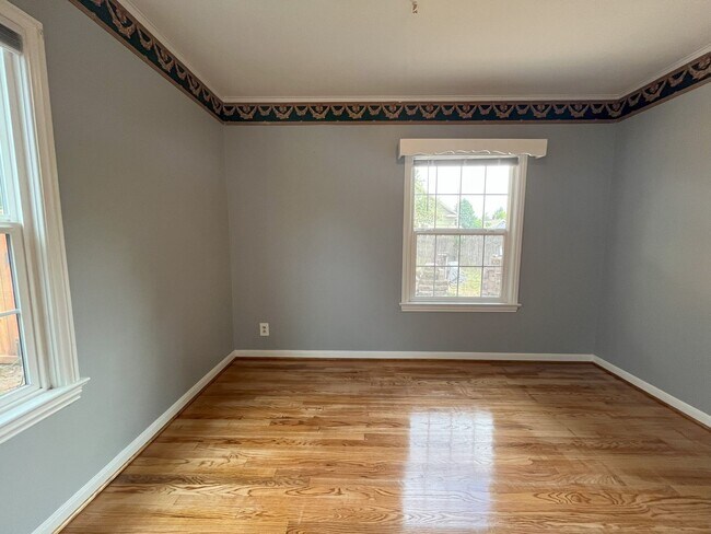 Building Photo - Spacious Multi-Level Living with Vaulted Ceilings and Backyard Access