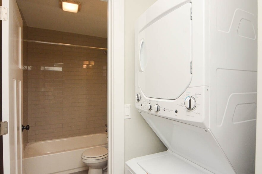 Building Photo - 447 W Surf St