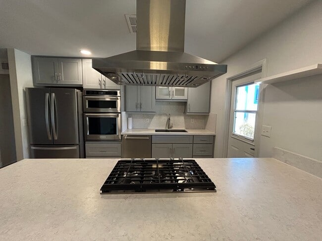 Building Photo - 4 Bedroom 3 Bathroom Parkway Manor 2 Home