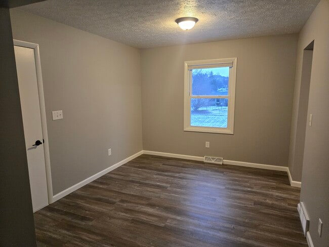 Building Photo - 541 E School St