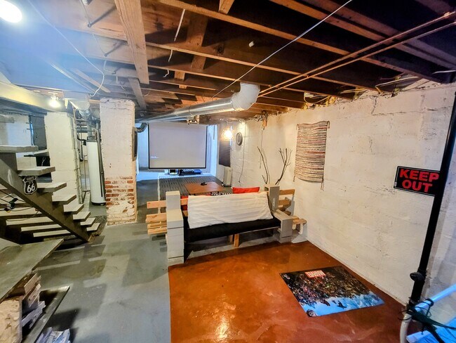 Building Photo - 5830 Holmes St