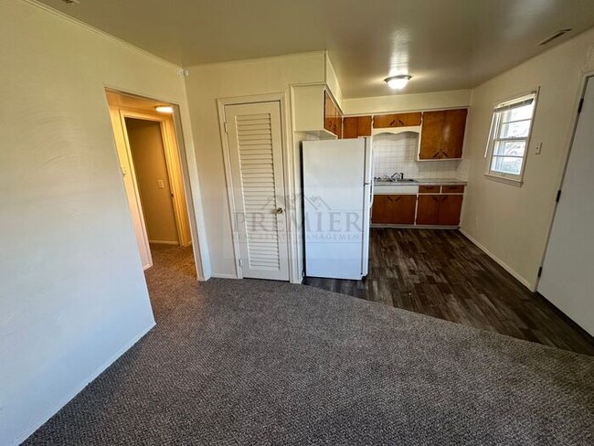 Building Photo - 2 bed / 1 bath -4 plex - close to school -...