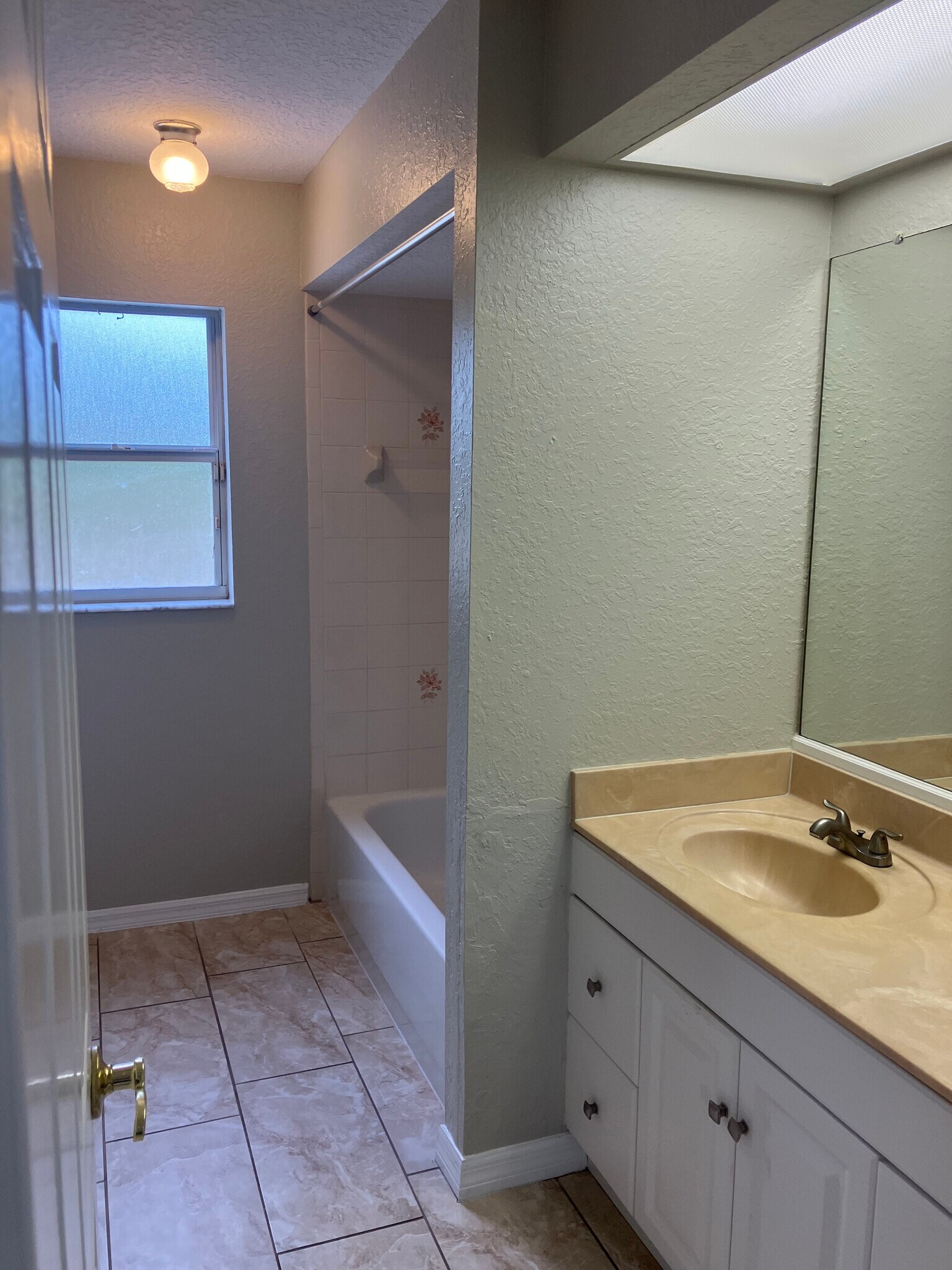 Building Photo - 4410 Cazes Ave