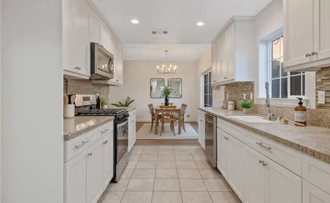 Building Photo - Spacious and Stylish 3 bedroom, 2.5  bath ...