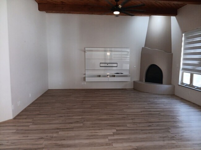 Building Photo - 3 Bedroom, 2 Bathroom! Lovely Home!