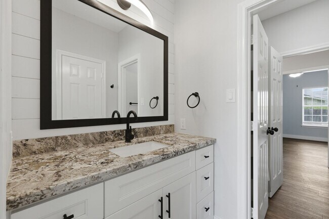 Building Photo - Remodeled 3 Bed Townhome