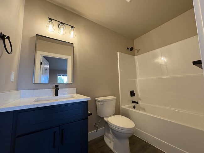 Building Photo - 1680 SE Crescent Dr