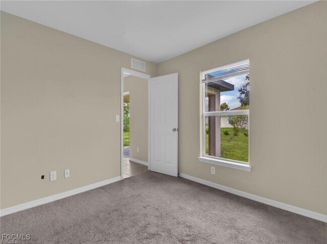 Building Photo - 1700 NE 5th Pl