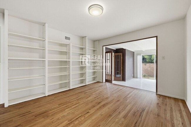 Building Photo - 726 primrose-