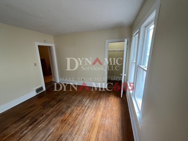 Building Photo - Upper 2BR/1BA - All Utilities Paid by Land...