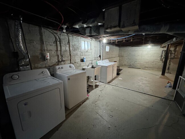 Building Photo - 2121 Wyandotte Ave