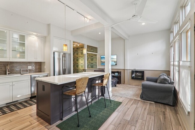 Building Photo - 1027 W Newport Ave