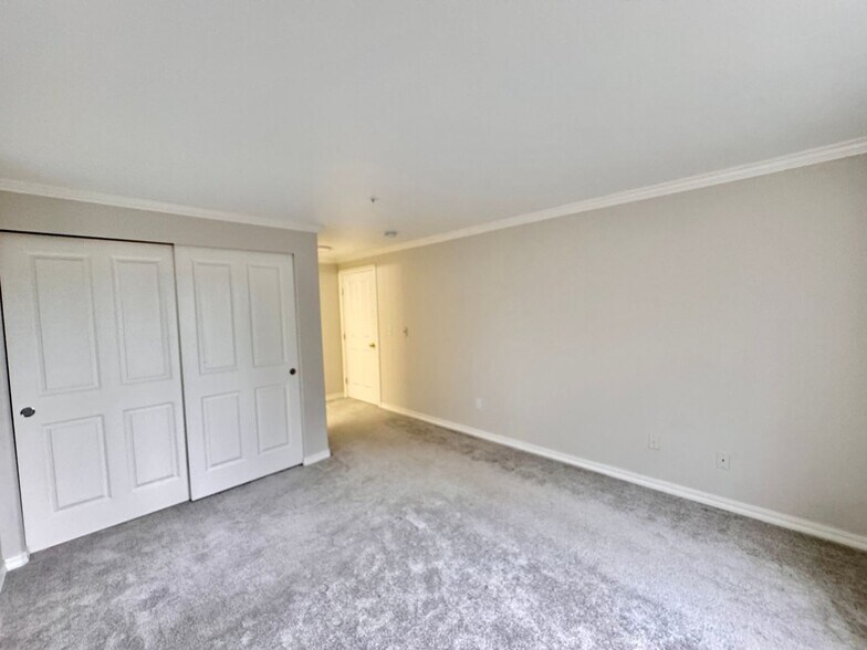 Building Photo - Monroe Condo!!!!