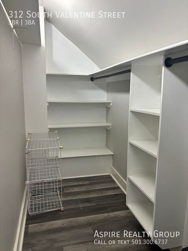 Building Photo - 312 S Valentine St