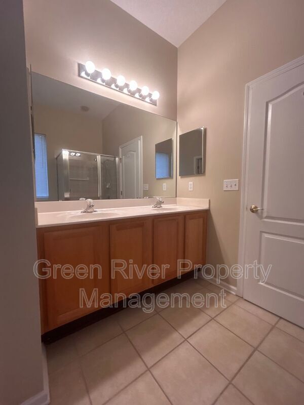 Building Photo - 2120 Stone Creek Dr