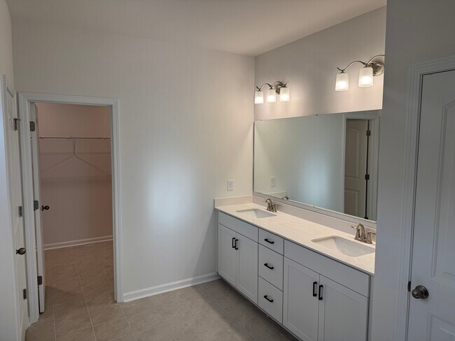 Building Photo - 5435 Shelly Lynn Dr